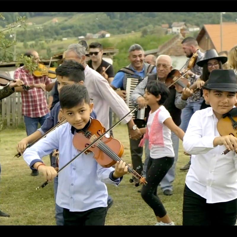 Musique balkanique (débutant-moyen ; français-anglais)