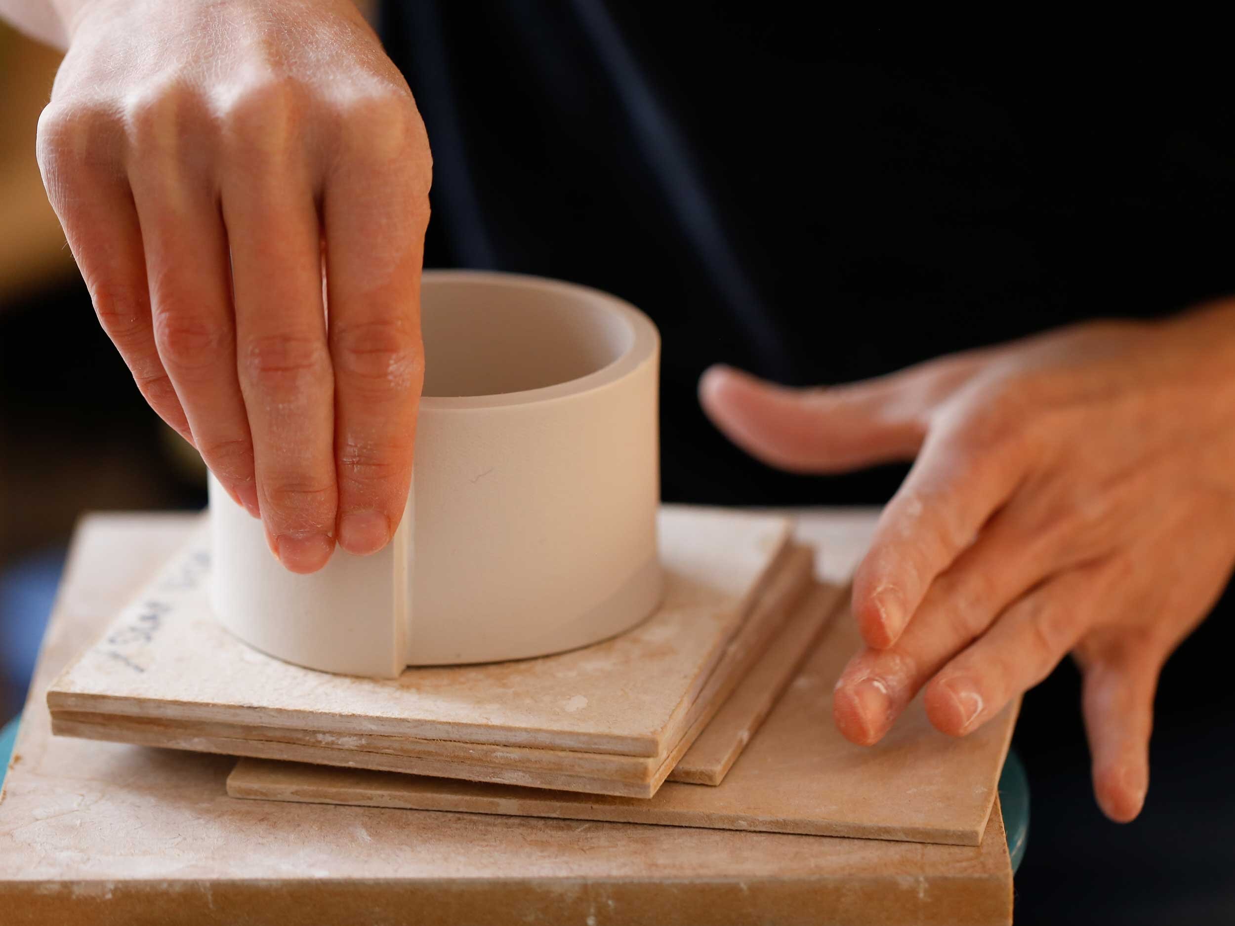 Atelier poterie : création d'un vase en céramique