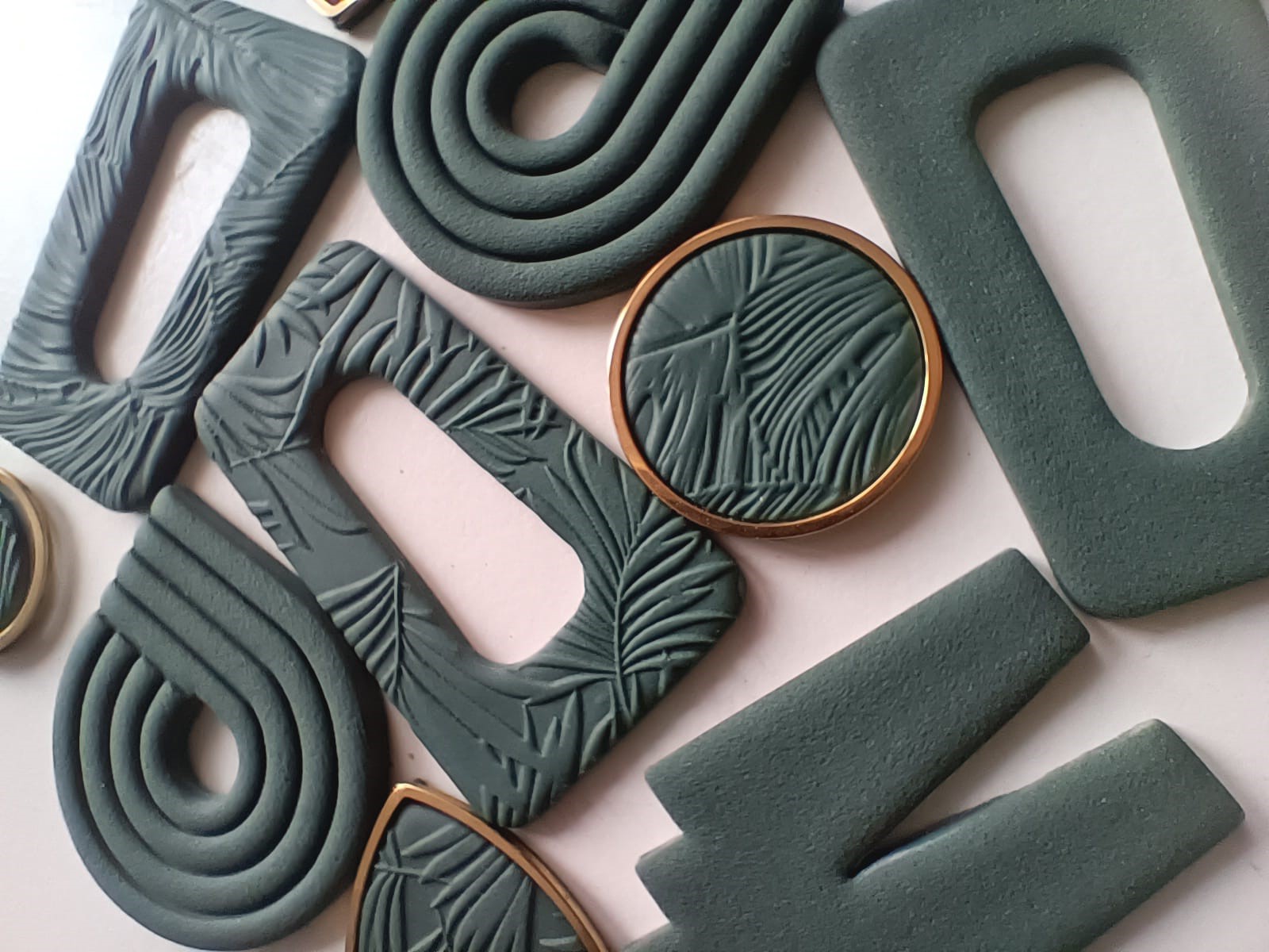 Création de boucles d’oreilles en argile polymère