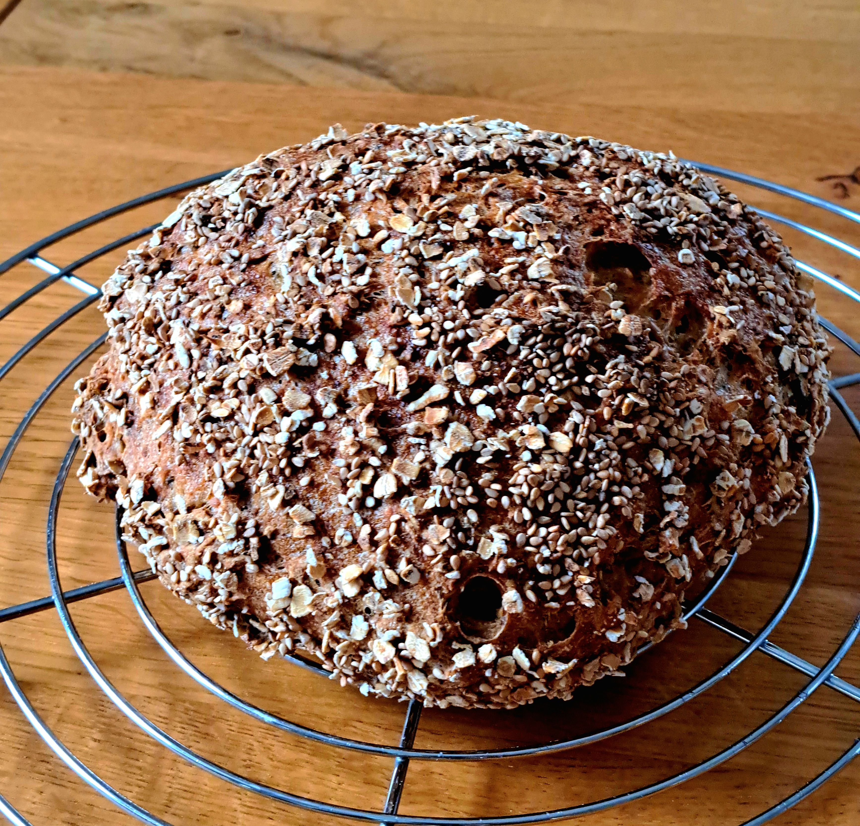 Pain sans gluten aux graines, en cocotte avec couvercle