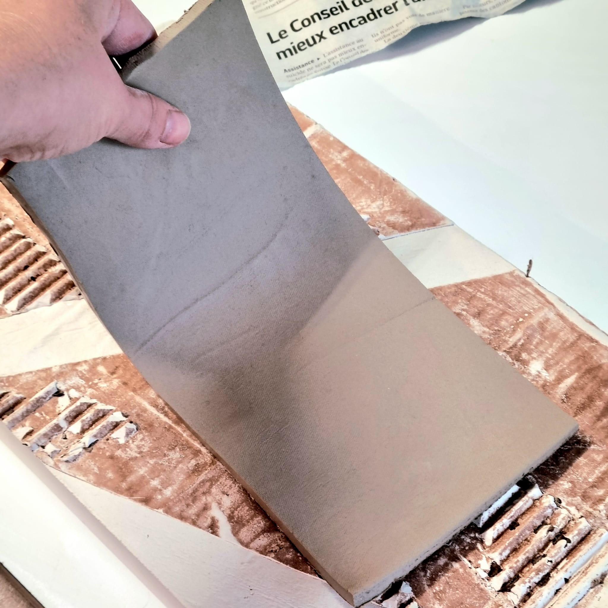 Poterie : fabrication d'un mug trompe-l'œil