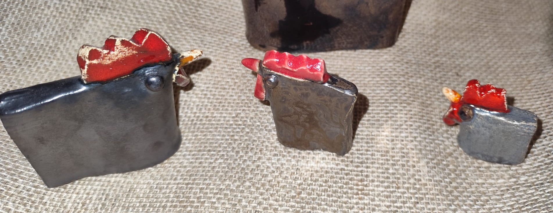 Poules et coquelicot en céramique