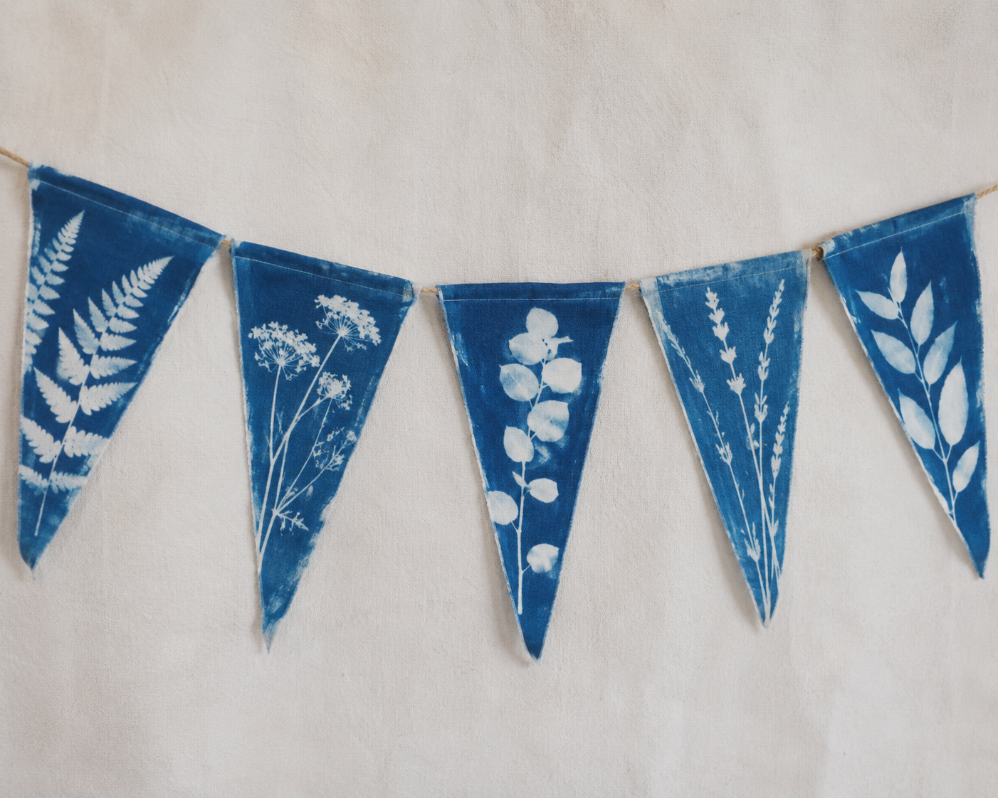 Cyanotype sur textile : initiation et expérimentations
