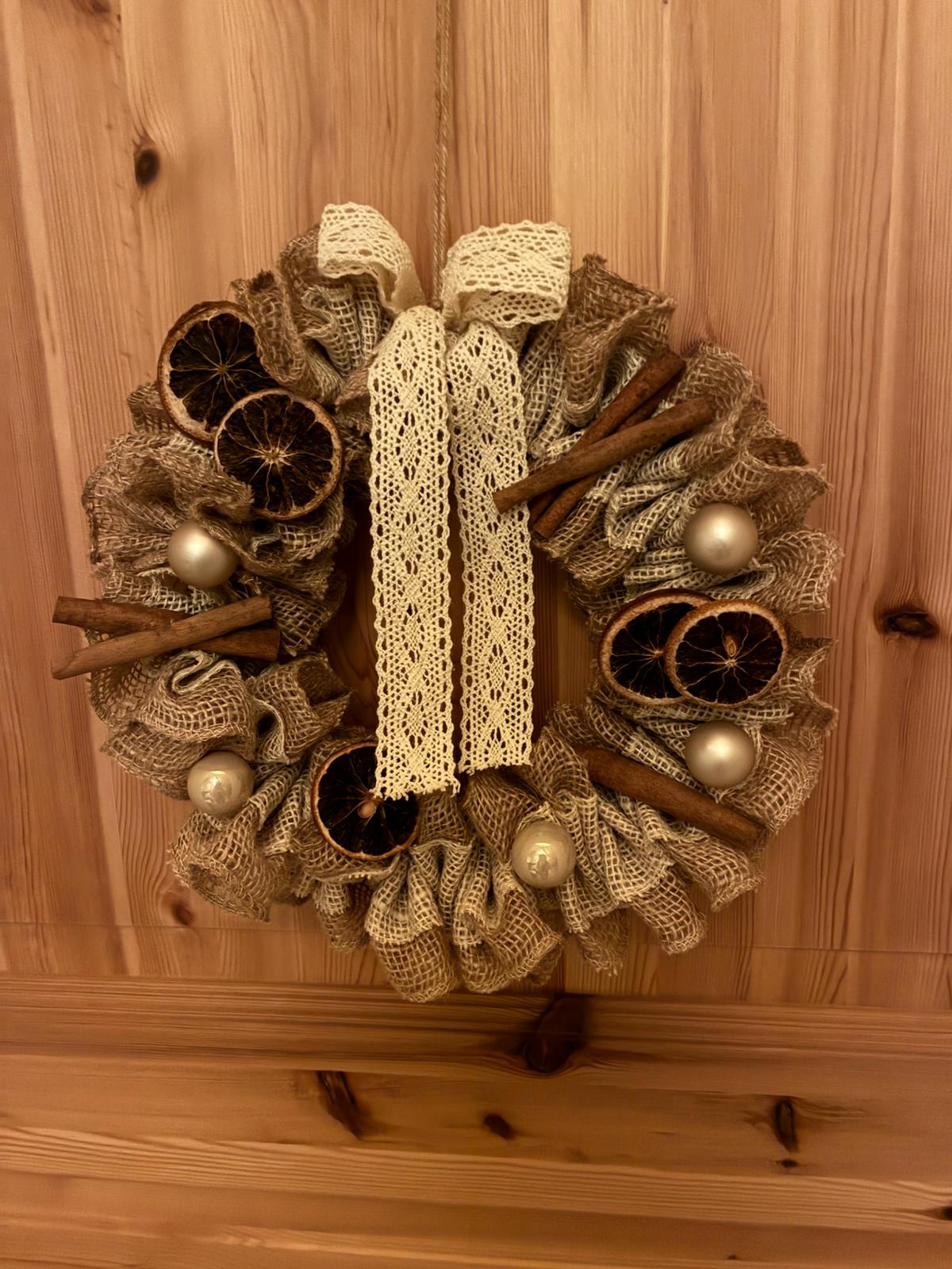 Création d'une couronne de Noël en toile de jute
