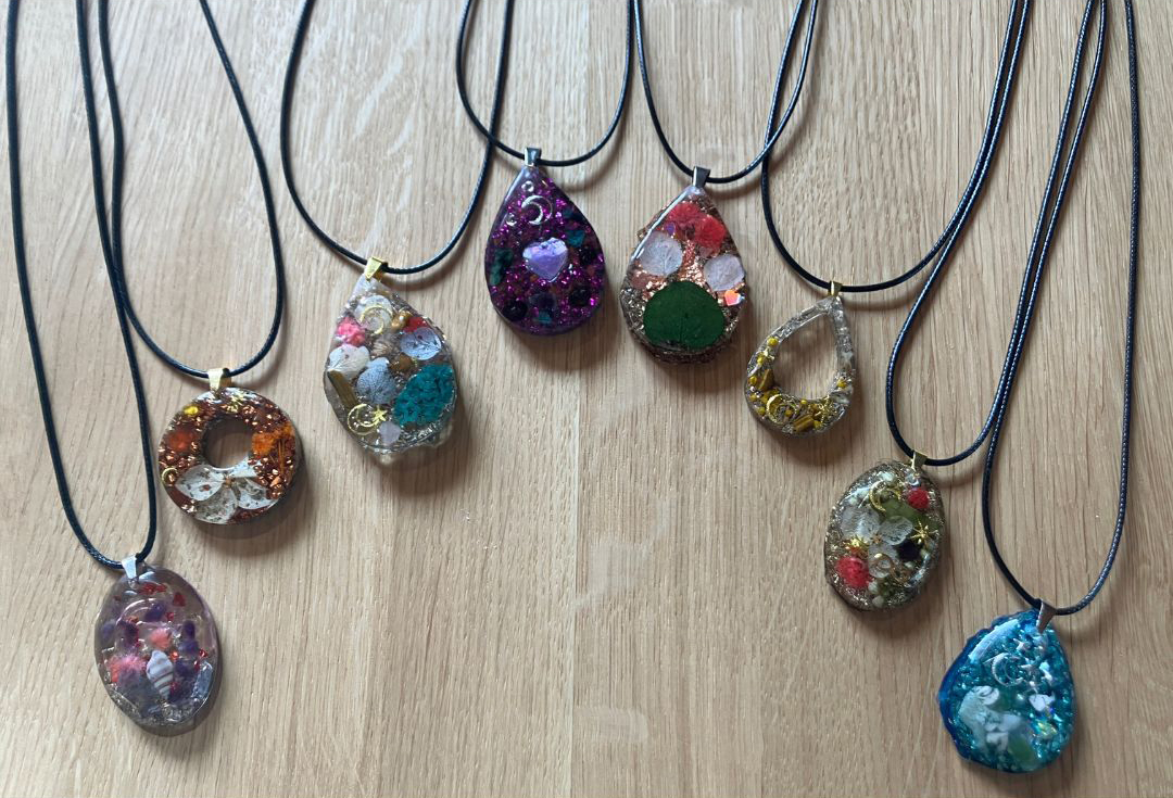 Collier en résine