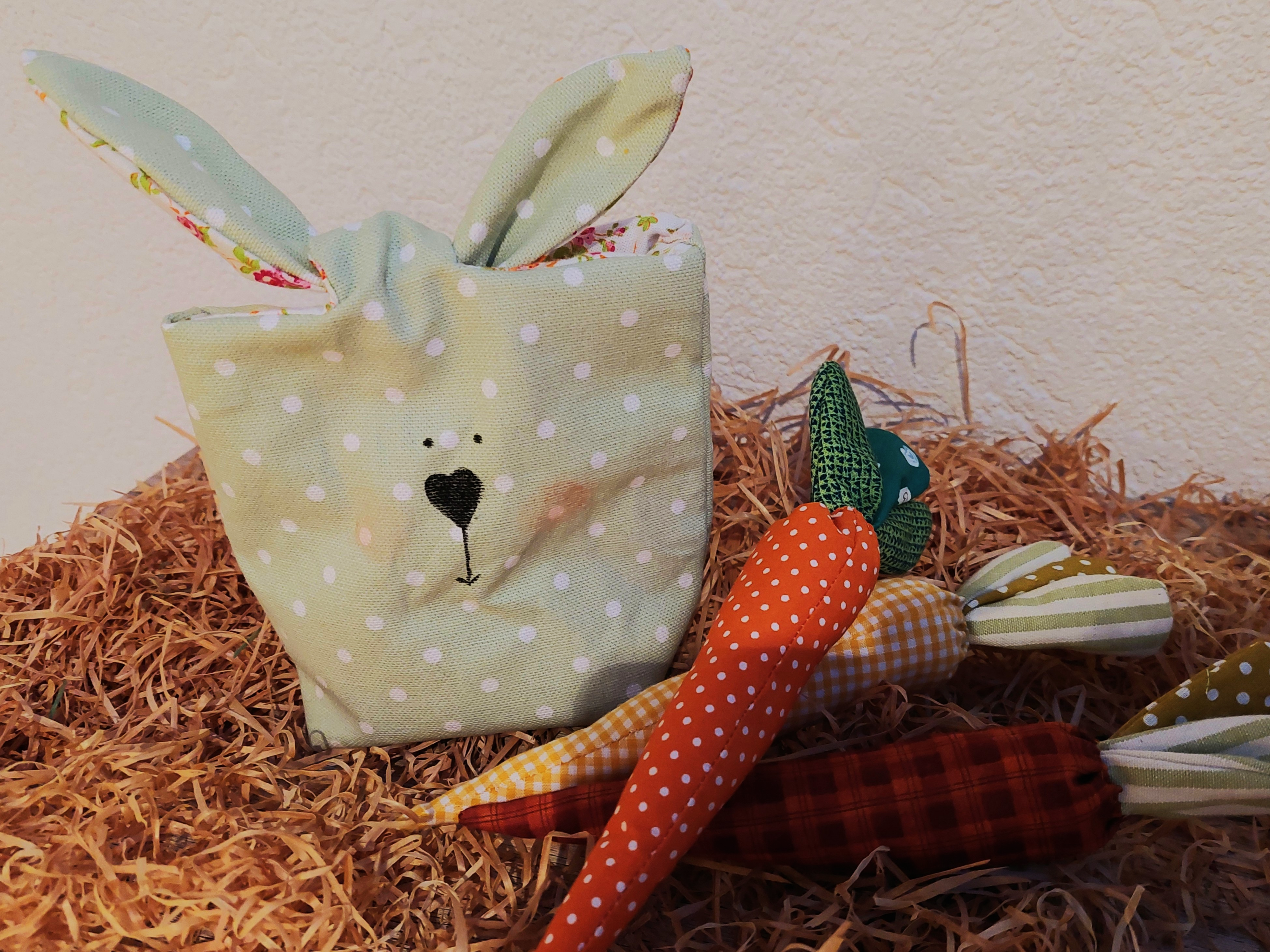 Confection d'un petit sac en tissu en forme de lapin et ses carottes