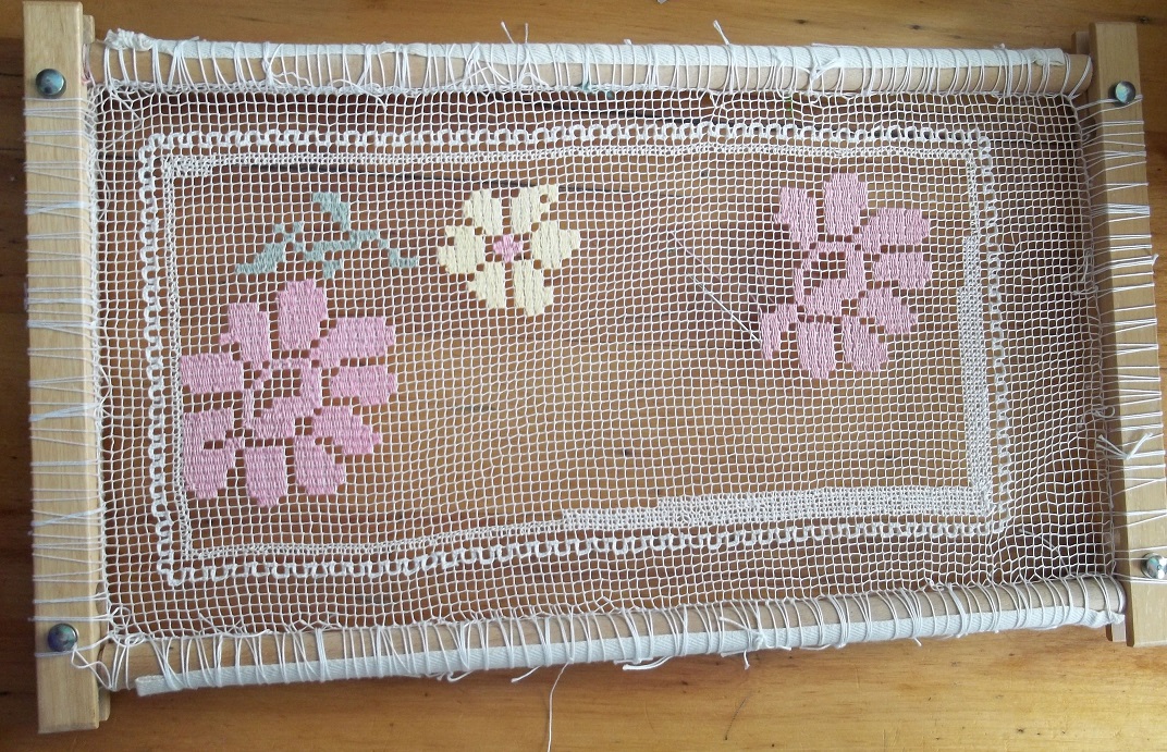 L’art du textile : filet noué et broderie sur filet