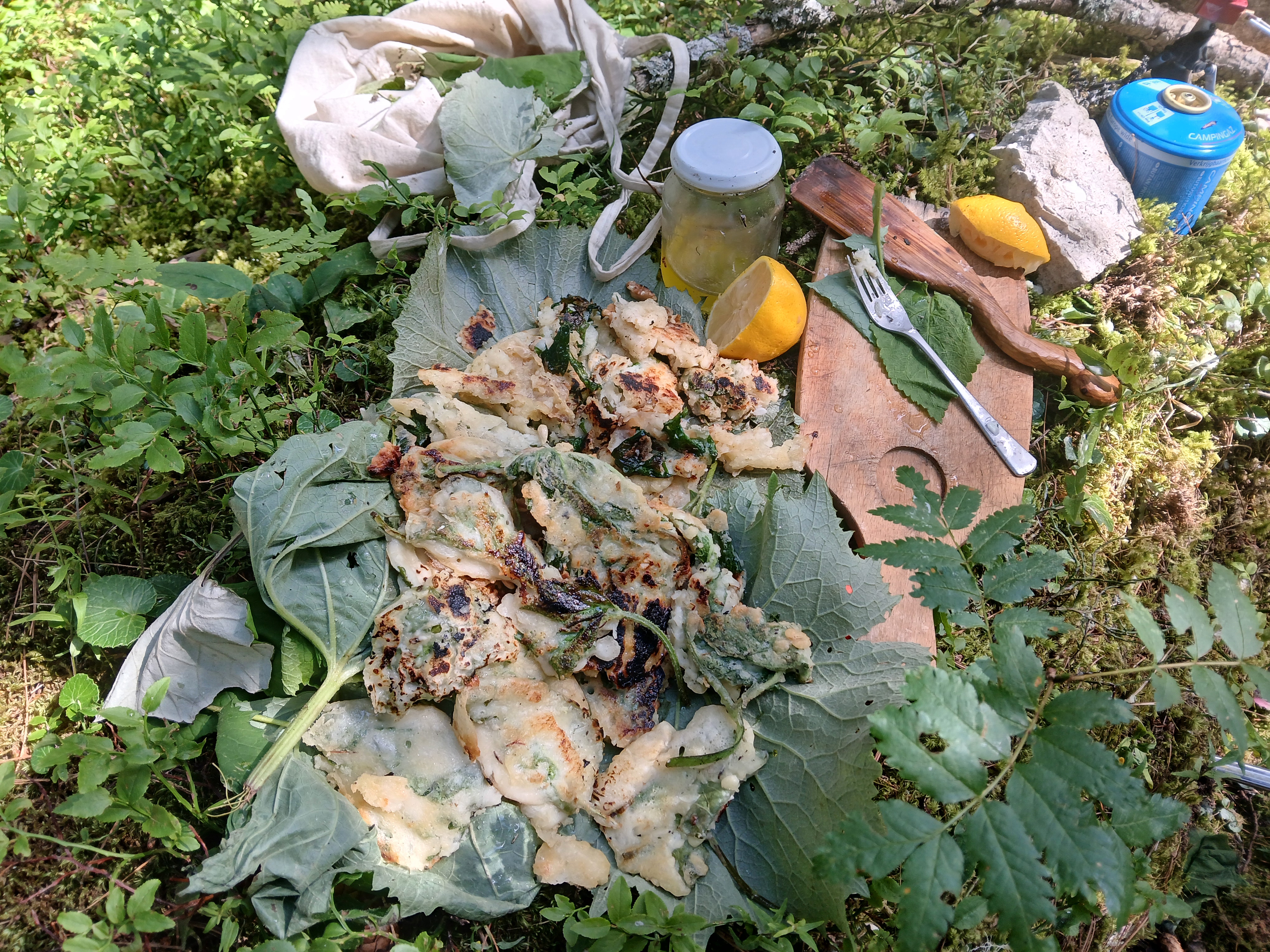 Beignets de plantes sauvages sur le feu